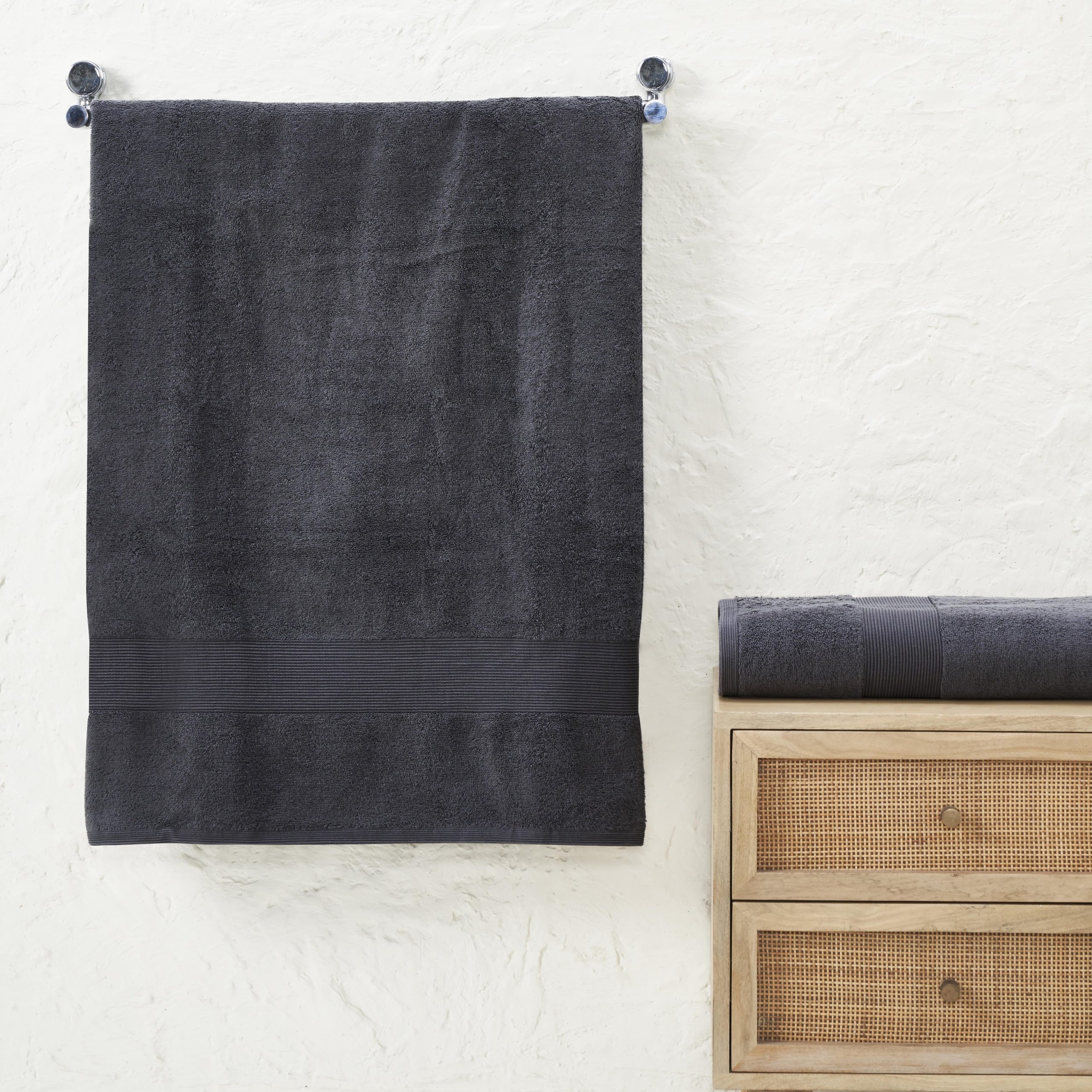 43044335-B667-8068-DAEB-29B262A707A8