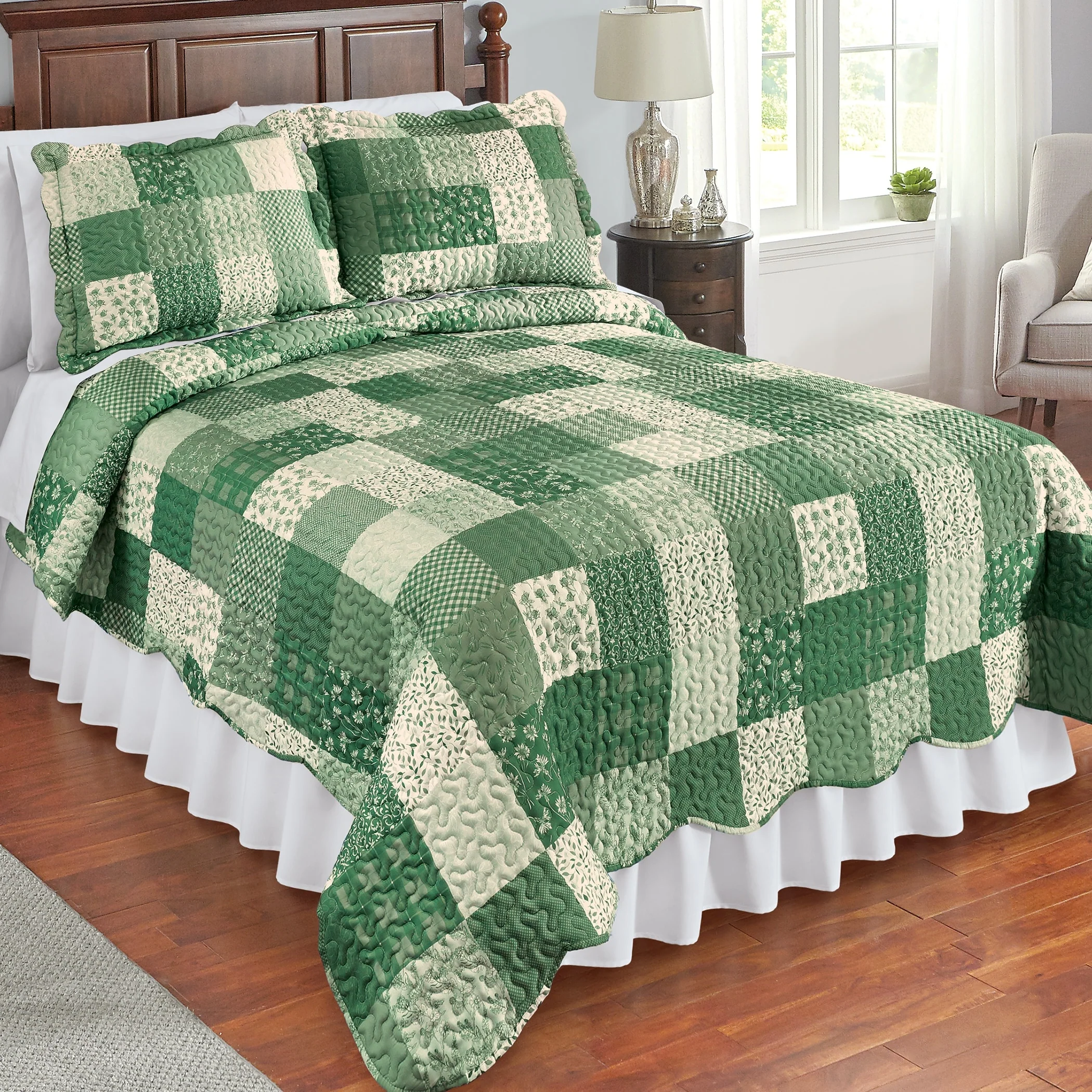 Classic Floral Patchwork Scalloped Edge Quilt